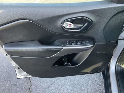 Used 2019 Jeep Cherokee Latitude Plus image 24