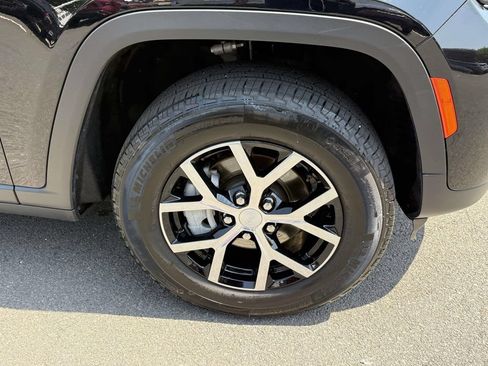 Used 2024 Jeep Grand Cherokee Limited AWD/4WD image 11
