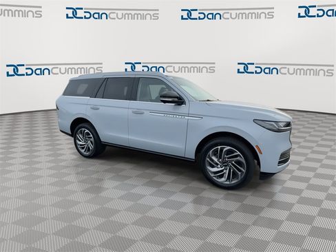 New 2025 Lincoln Navigator Reserve image 2