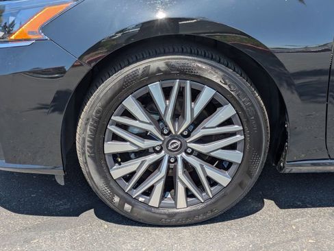 Used 2025 Nissan Altima 2.5 SV FWD image 13