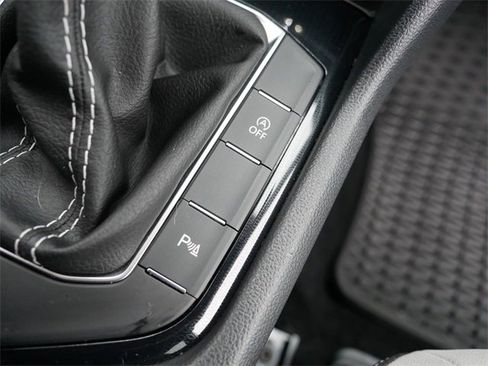 Certified 2025 Volkswagen Taos SE image 32