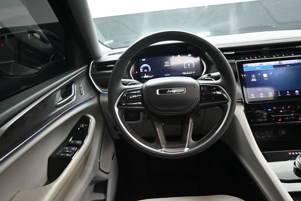 Used 2023 Jeep Grand Cherokee Overland RWD image 29