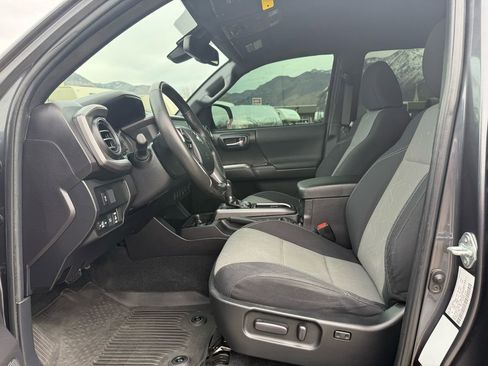 Used 2022 Toyota Tacoma TRD Off-Road image 14