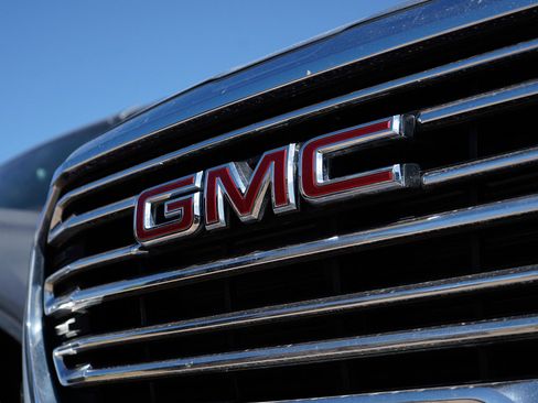 Used 2024 GMC Terrain SLT image 4