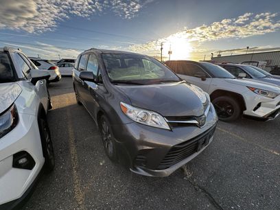 Used 2018 Toyota Sienna LE w/ Carpet Mat Package