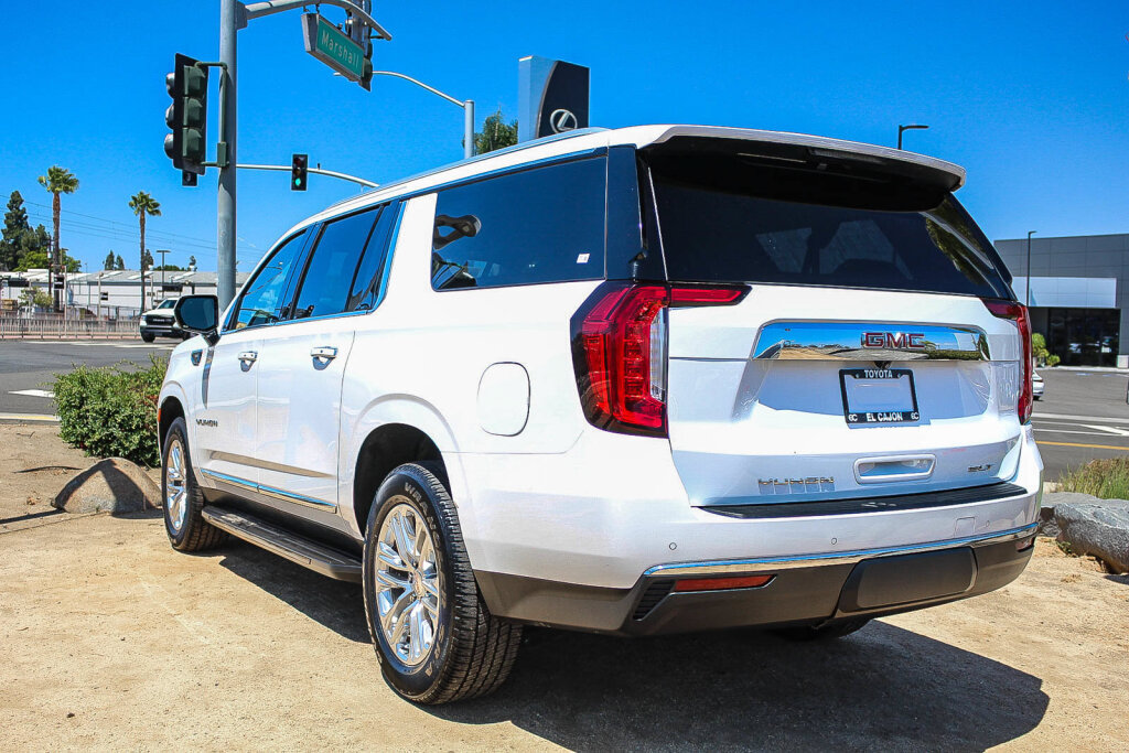 Used 2024 GMC Yukon XL SLT RWD image 25