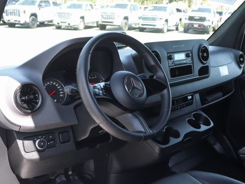 Used 2025 Mercedes-Benz Sprinter 2500 image 25