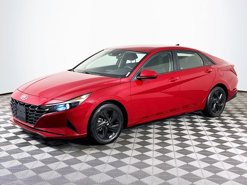 Used 2022 Hyundai Elantra SEL w/ Convenience Package FWD image 2