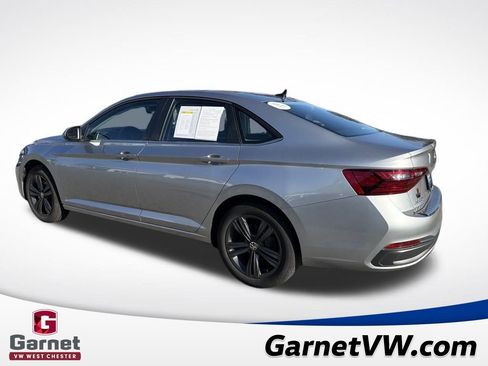 Certified 2023 Volkswagen Jetta SE w/ Panoramic Sunroof Package image 3
