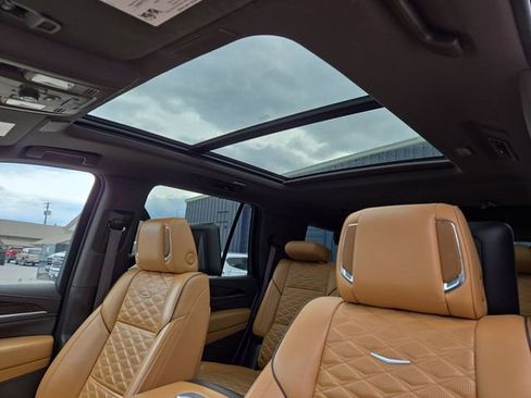Used 2021 Cadillac Escalade Premium Luxury AWD/4WD image 30