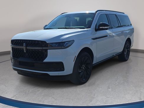 New 2026 Lincoln Navigator L Reserve w/ Jet Appearance Package AWD/4WD image 1