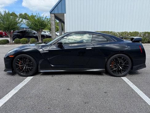 Used 2018 Nissan GT-R Premium w/ Premium Interior Package AWD/4WD image 3