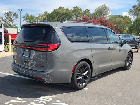 Used 2025 Chrysler Pacifica Limited FWD image 5