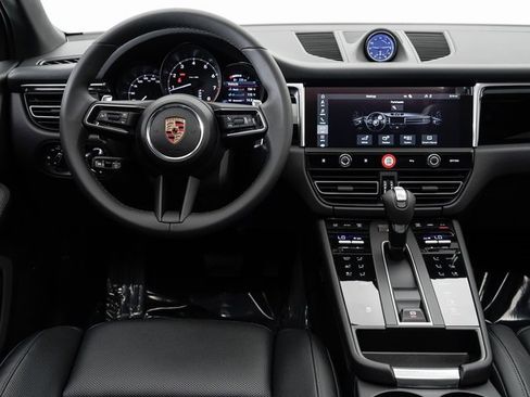 Certified 2025 Porsche Macan image 16