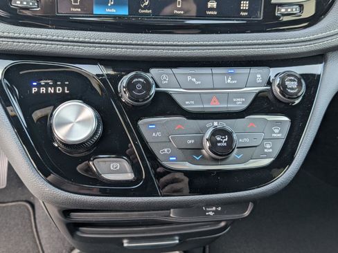 New 2026 Chrysler Pacifica Select image 23