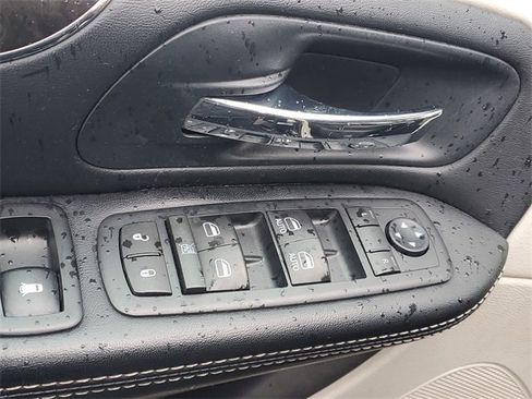 Used 2016 Chrysler Town & Country Touring-L w/ Driver Convenience Group image 15