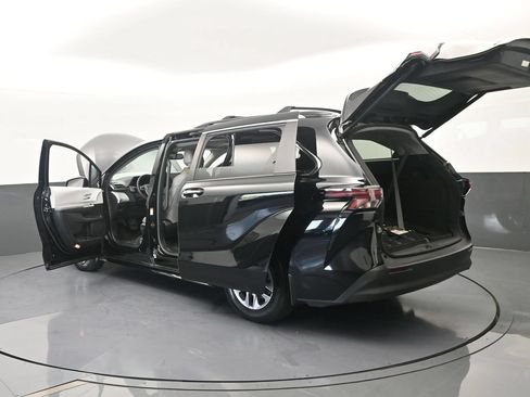 Used 2025 Toyota Sienna XLE w/ XLE Plus Package FWD image 79
