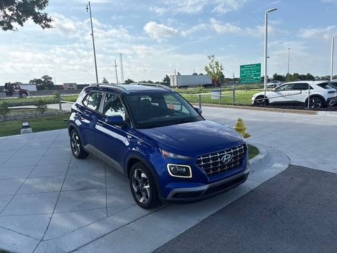 Used 2023 Hyundai Venue Limited FWD image 2