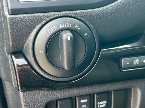 Used 2019 Nissan Titan SV w/ SV Convenience Package AWD/4WD image 25