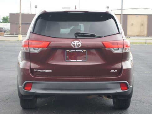 Used 2019 Toyota Highlander XLE FWD image 3