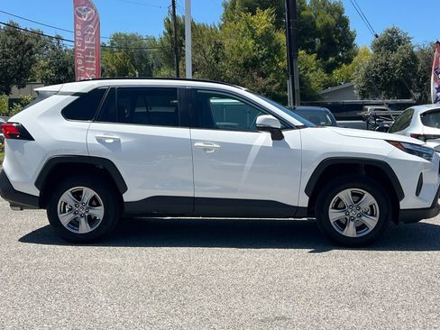 Used 2025 Toyota RAV4 XLE AWD/4WD image 2