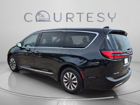 Used 2023 Chrysler Pacifica Limited FWD image 5