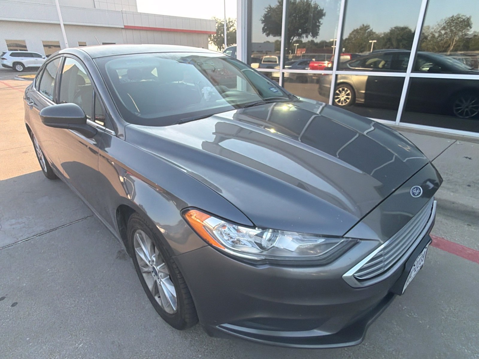 Used 2017 Ford Fusion SE w/ Fusion SE Technology Package FWD image 3