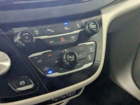 Certified 2024 Chrysler Pacifica Touring-L FWD image 17