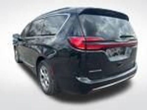 Used 2023 Chrysler Pacifica Limited image 5