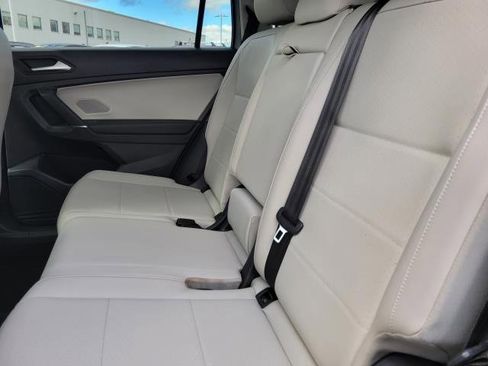 Used 2020 Volkswagen Tiguan SE image 11