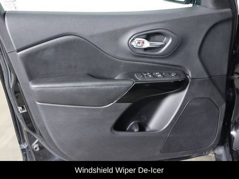 Used 2019 Jeep Cherokee Latitude Plus AWD/4WD image 31