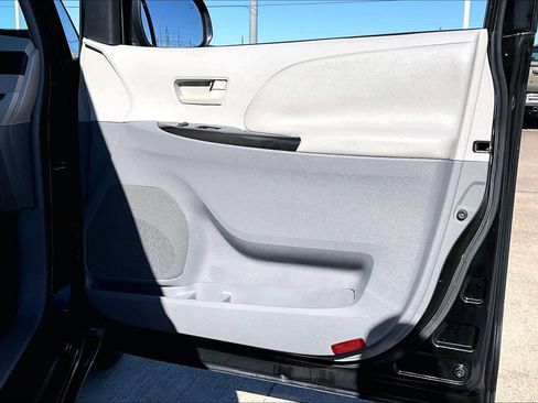 Used 2011 Toyota Sienna LE image 23