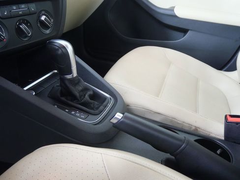 Used 2017 Volkswagen Jetta SE image 24