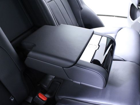 Used 2024 Land Rover Range Rover Sport SE image 16