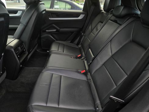 Used 2024 Porsche Cayenne AWD/4WD image 12