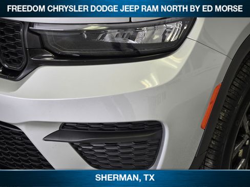 Used 2025 Jeep Grand Cherokee Altitude AWD/4WD image 5