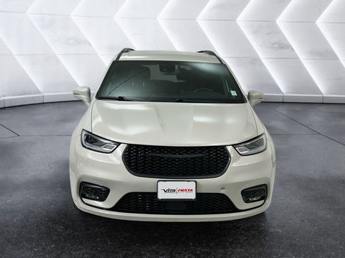 Used 2021 Chrysler Pacifica Touring-L w/ Uconnect Theater Family Group image 2