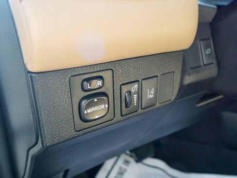 Used 2017 Toyota RAV4 Limited image 18