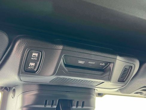 Used 2025 Jeep Wrangler Sahara image 28