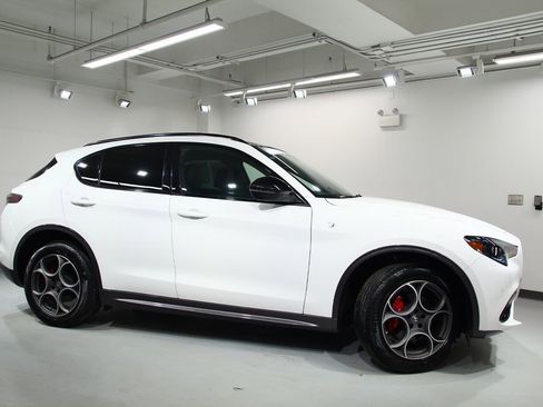 Used 2024 Alfa Romeo Stelvio Ti image 9