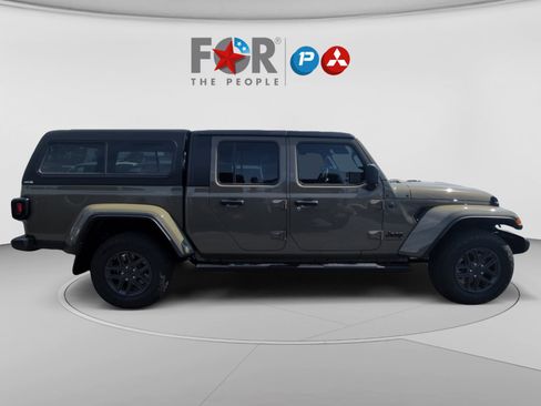 Used 2025 Jeep Gladiator Sport AWD/4WD image 6