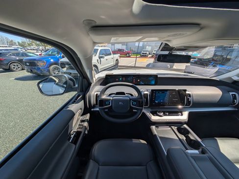 Certified 2025 Ford Expedition Active AWD/4WD image 18
