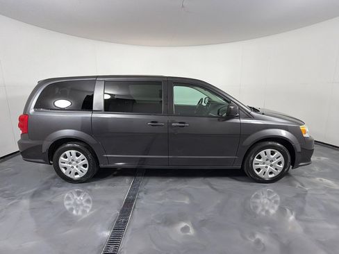 Used 2020 Dodge Grand Caravan SE FWD image 4