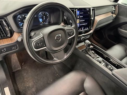 Used 2021 Volvo XC60 T6 Momentum image 12