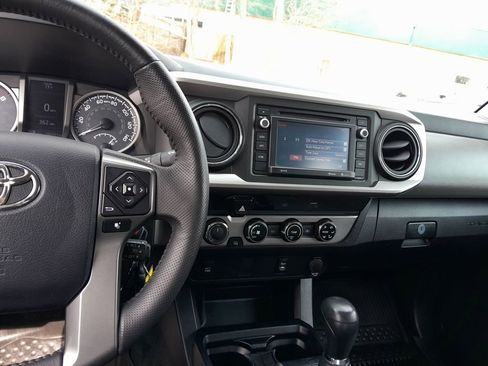 Used 2016 Toyota Tacoma SR5 w/ SR5 Appearance Package (SN) image 18