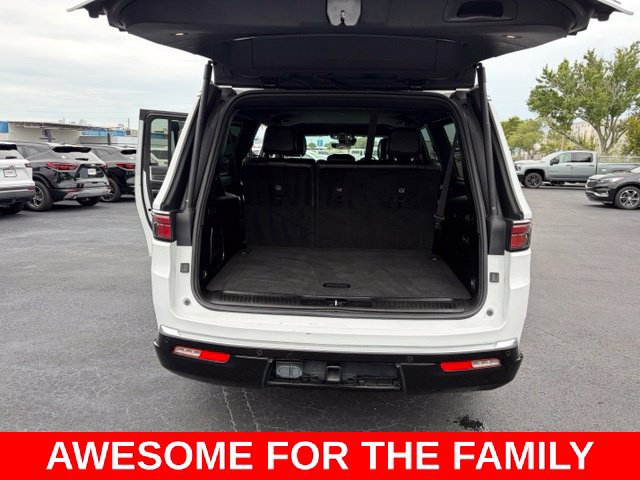 Used 2023 Jeep Wagoneer L Series II AWD/4WD image 17