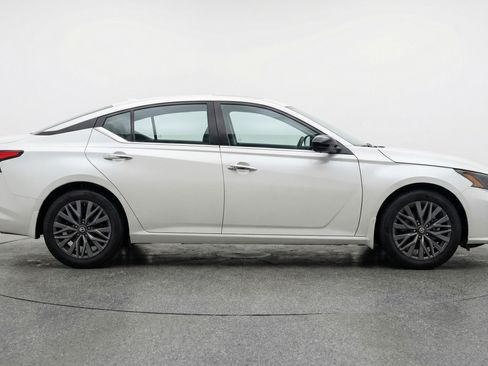 Used 2025 Nissan Altima 2.5 SV image 11