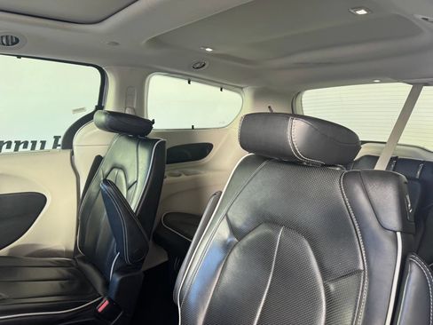 Used 2024 Chrysler Pacifica Limited FWD image 10