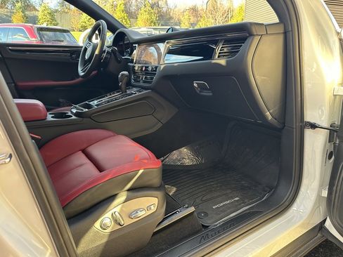 Certified 2025 Porsche Macan image 21