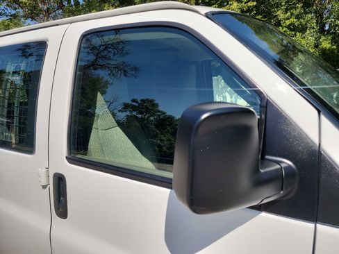 Used 2018 Chevrolet Express 2500 w/ Driver Convenience Package image 11